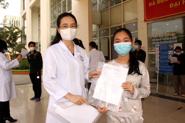 Bệnh nhân 69 tuổi ở Hải Dương khỏi COVID-19: "Tôi không bao giờ quên ơn bác sĩ…"